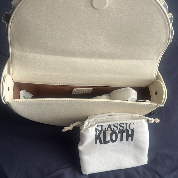 Elegant Cream Pleated Shoulder Bag - Picture 3 of 4